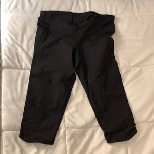 Lululemon size 6 black luxtreme knee length